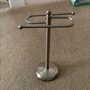 Standing hand towel rack